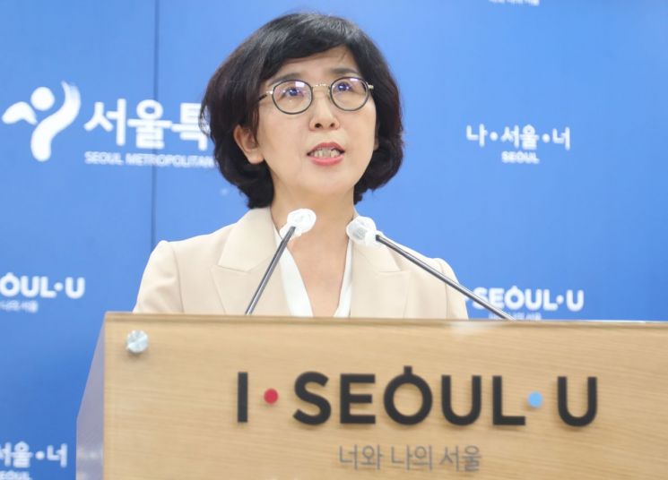 송다영 서울시 여성가족정책실장이 3일 서울시청에서 열린 서울시, 성차별 성희롱 근절 특별대책 마련 및 대책위 구성 브리핑에서 관련 대책을 발표하고 있다/사진=연합뉴스