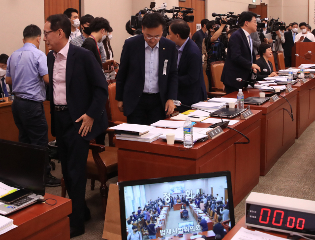 3일 서울 여의도 국회에서 열린 법제사법위원회 전체회의에서 정회되자, 야당 의원들이 퇴장하고 있다. 연합뉴스