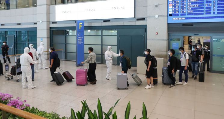 31일 오전 인천국제공항을 통해 귀국한 이라크 건설 현장 파견 근로자들이 공항 청사를 나서고 있다.<이미지:연합뉴스>