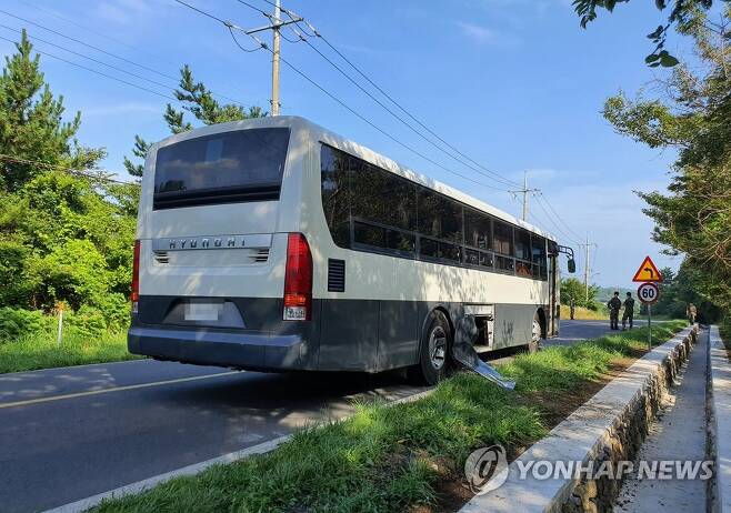 제주서 짐칸 문 열고 달린 특전사 버스…등산객 2명 치여 사상