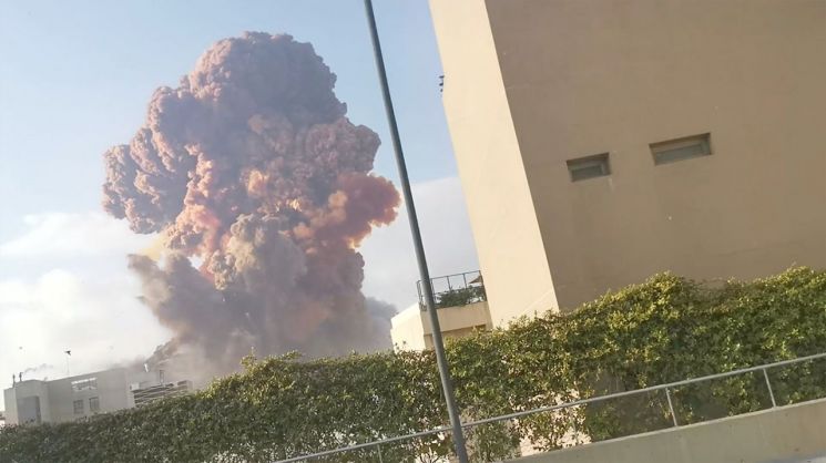 폭발 사고 이후 발생한 버섯 구름이 베이루트 상공에서 목격됐다. [이미지출처=로이터연합뉴스]
