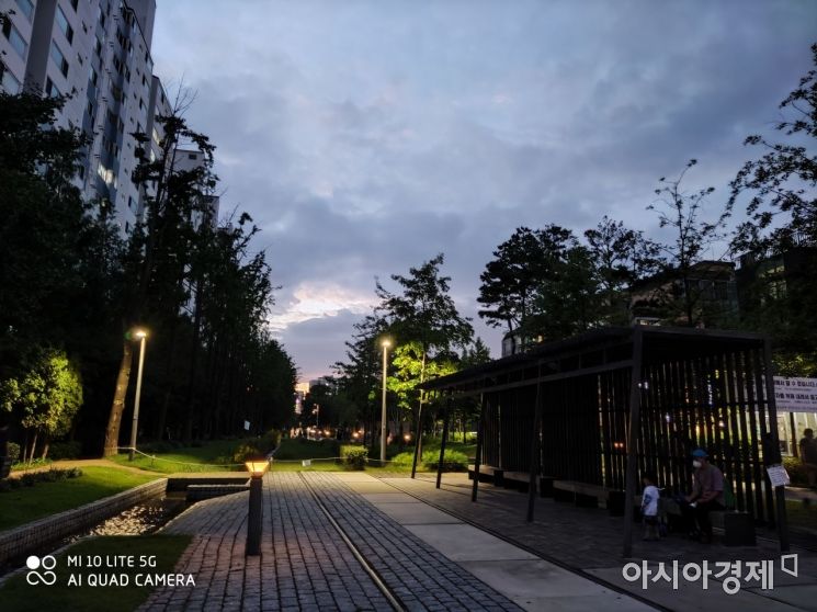 샤오미 미10라이트로 야간에 촬영한 사진. 가로등 조명도 잘 포착해냈다.