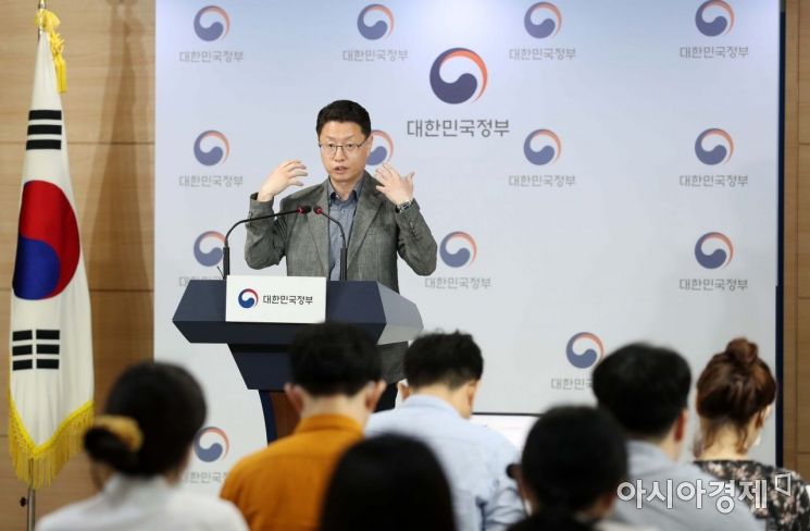 홍진배 과학기술정보통신부 통신정책관이 5일 정부서울청사에서 2020년 상반기 5G 통신서비스 품질평가 결과 발표를 하고 있다. /문호남 기자 munonam@