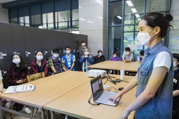 4일 정립장애인보호작업장에 방문해 근무자를 대상으로 감염병 예방 교육을 진행하고 있는 ‘감염병 관리 자문단’