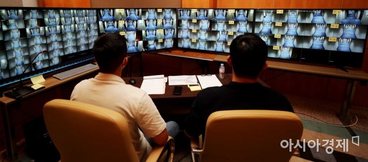 5일 인천 한 해외 입국자 임시생활시설에서 군 지원 인력이 입소자 이탈 예방을 위해 복도에 설치한 CCTV를 모니터링 하고 있다. /인천=사진공동취재단
