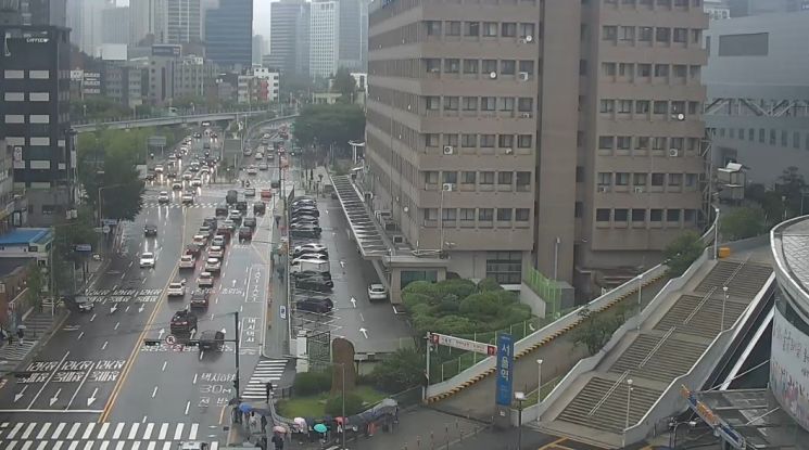 6일 오전 8시50분께 서울 용산구에 위치한 CCTV 모니터 화면. 사진=네이버 지도 앱 화면 캡처.