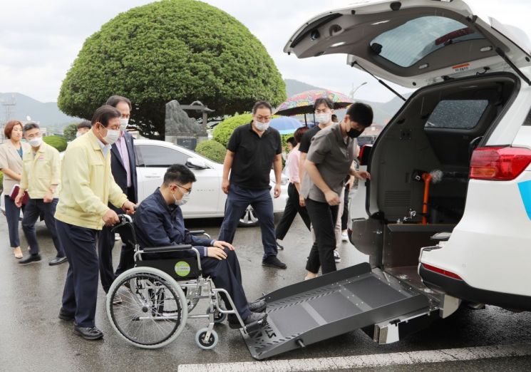 경남 함안군은 6일 교통약자를 위해 휠체어리프트가 장착된 카니발 콜택시 3대를 전달 받았다.(사진=함안군)