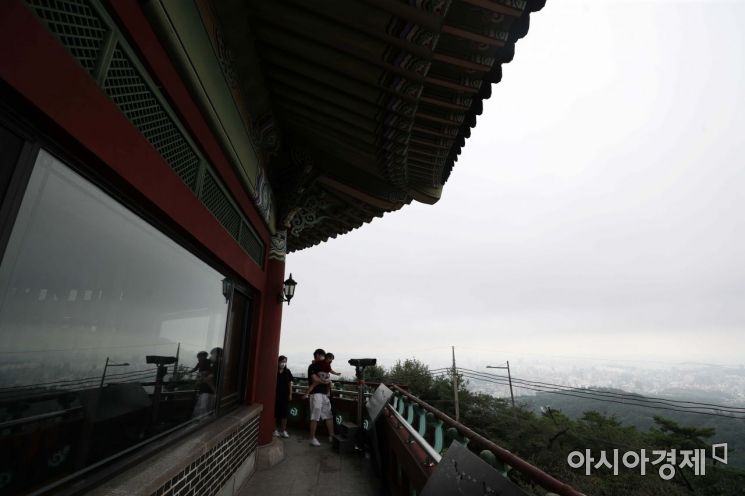 6일 서울 종로구 북악팔각정을 찾은 시민들이 흐린 하늘을 보고 있다. 기상청은 서울·경기, 강원은 오후 3시 즈음, 충청·경북북부는 오후 6시 이후 다소 비가 소강 상태를 보일 것이라고 밝혔다. 잠깐 잦아들었던 비는 7일 오후부터 전국에 다시 기승을 부릴 것으로 예상했다. /문호남 기자 munonam@
