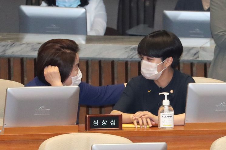 심상정 정의당 대표와 류호정 정의당 의원이 지난달 22일 국회 본회의에서 열린 정치·외교·통일·안보에 관한 대정부질문에 참석, 대화하고 있다/사진=연합뉴스