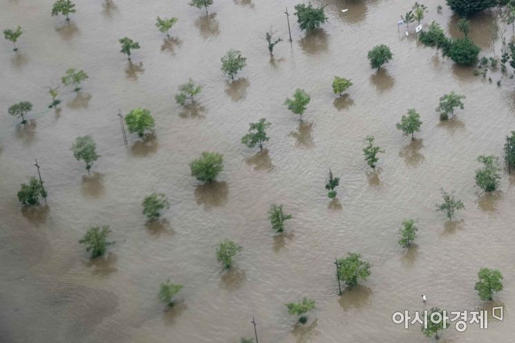 연이은 폭우로 한강수위가 상승하고 있는 6일 서울 여의도 63스퀘어 전망대에서 바라본 한강공원 주차장이 물에 잠겨 있다./강진형 기자aymsdream@