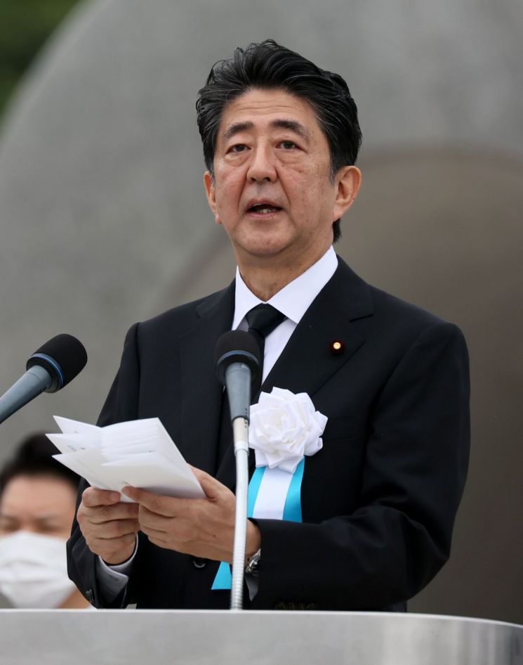 '건강이상설' 아베 日 총리 49일 만에 공식석상 나타나 