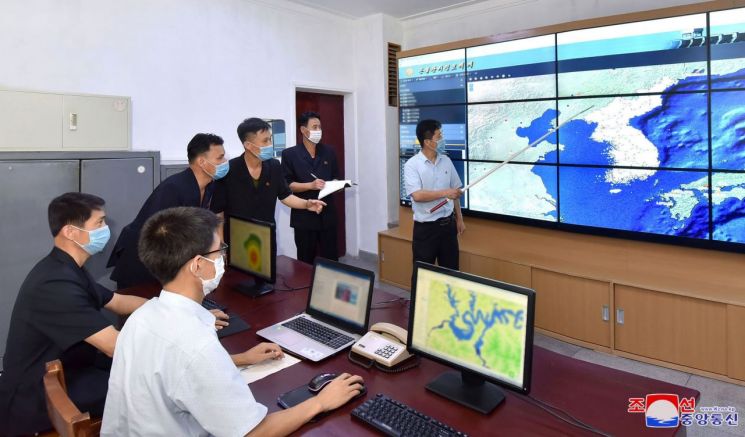 북한 국가비상재해위원회에서 홍수와 폭우피해를 최소화하기 위해 지휘체계를 더욱 강화해 나가고 있다고 조선중앙통신이 지난 5일 보도했다. <사진=조선중앙통신·연합뉴스>