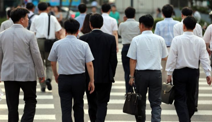 서울 중구 을지로입구역 사거리에서 직장인들이 퇴근길 발길을 재촉하고 있다. [이미지출처=연합뉴스]