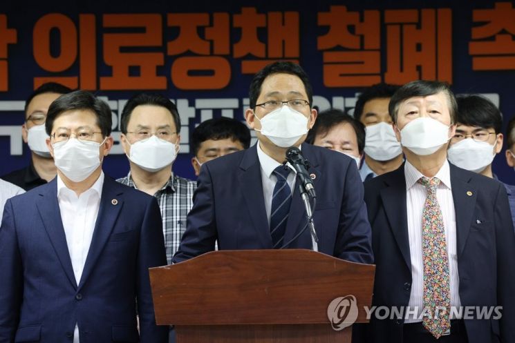 지난 1일 최대집 대한의사협회장과 임원진이 서울 용산구 대한의사협회에서 '4대악 의료정책' 철폐 촉구 및 대정부 요구사항 발표를 위한 긴급 기자회견을 하고 있다./사진=연합뉴스