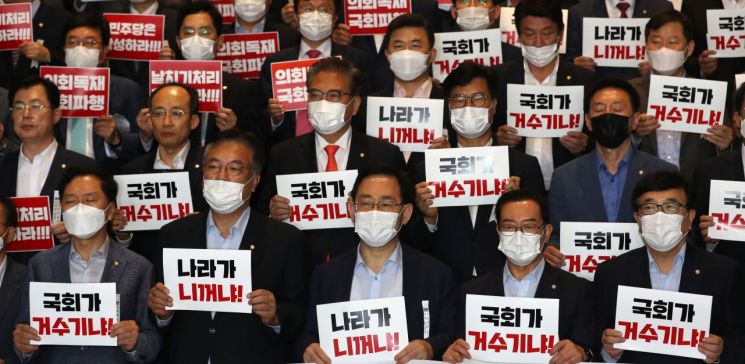 "민주당이 정말 독재인가요?" 176석 거대 與, 독재 비판 왜 나오나