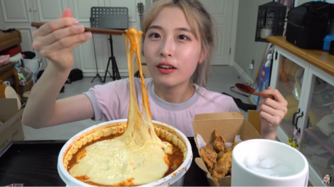 최근 유료광고 표기를 누락한 뒷광고를 인정하고 공식 사과한 유명 먹방 유튜버 양팡. 사진은 자신의 유튜브 방송에서 먹방을 진행중인 양팡의 모습/사진=양팡 유튜브 방송 화면 캡처