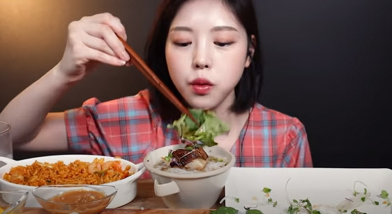 유명 먹방 유튜버 문복희. 최근 유료광고 표기를 누락한 '뒷광고'를 인정하고 공식 사과했다. 사진은 지난달 31일 자신의 유튜브 방송에서 먹방 진행중인 문복희 모습/사진=문복희 유튜브 방송 화면 캡처