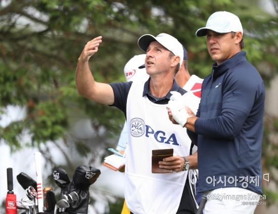 브룩스 켑카(오른쪽)가 올 시즌 첫 메이저 PGA챔피언십 첫날 3번홀에서 코스를 바라보고 있다. 샌프란시스코(美 캘리포니아주)=Getty images/멀티비츠