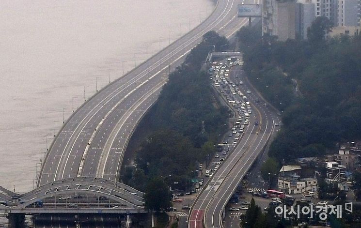 지난 6일 서울 한강대교에 발령됐던 홍수주의보가 해제됐다. 환경부 한강홍수통제소는 7일 서울 한강대교와 대곡교 지점의 수위가 계속 하강해 서울, 성남 한강 하류지역의 홍수주의보를 9시께 해제했다고 밝혔다. 한강 수위가 하락하며 통제됐던 서울 곳곳의 주요도로도 통행이 재개됐다. 사진은 이날 서울 63전망대에서 바라본 한강변 모습./김현민 기자 kimhyun81@