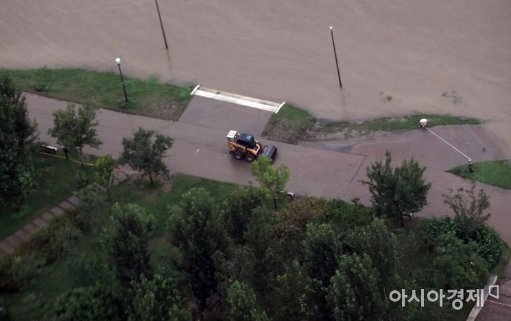 [포토] 한강 둔치 청소 시작