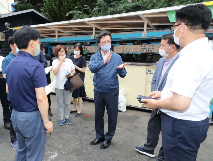 [포토]채현일 영등포구청장, 풍수해 대응 골목길 현장점검