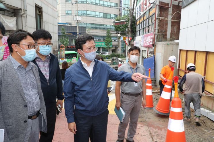 [포토]채현일 영등포구청장, 우신초 통학로 현장 점검