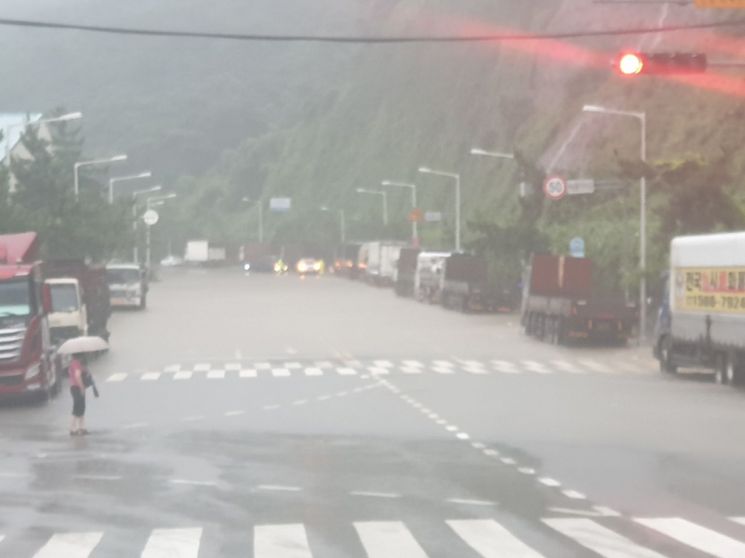 하늘에선 물폭탄, 강에는 홍수 비상