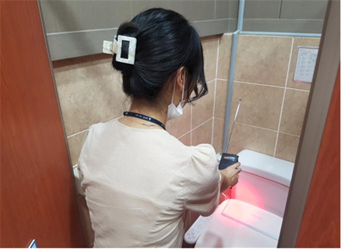 울산 울주군 직원이 관내 청사 화장실에서 몰래카메라 탐지 작업을 하고 있다.