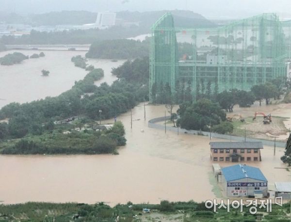7일부터 광주광역시에 최고 00mm의 집중호우가 내리면서 광주 북구 신용동 일대가 물에 잠겼다.