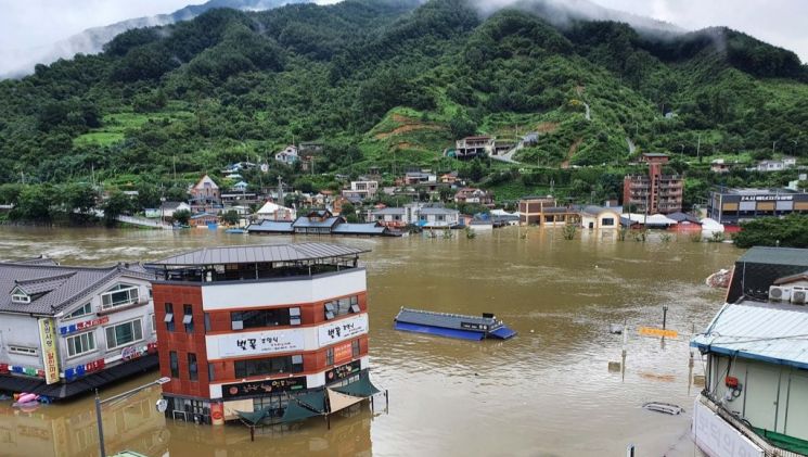 폭우가 내린 8일 오후 경남 하동군 화개장터 일대 마을이 물에 잠겨 있다. [이미지출처=연합뉴스]