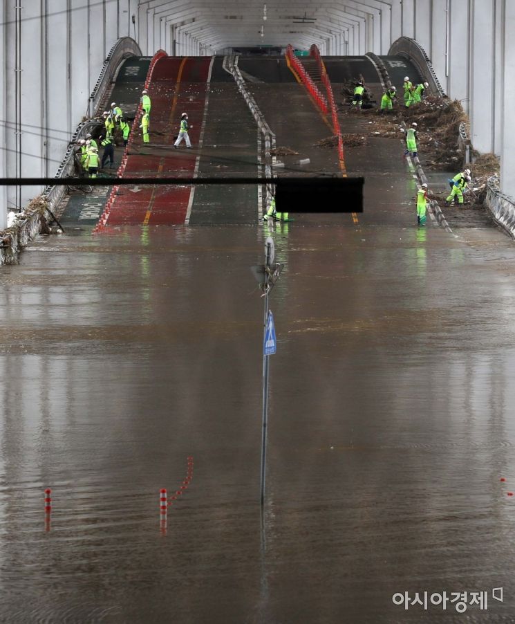 [포토]비 뚫고 잠수교 부유물 처리