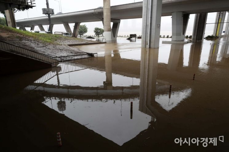 전국에 장맛비가 이어진 9일 서울 잠수교가 물에 잠겨 전면 통제되고 있다. /문호남 기자 munonam@