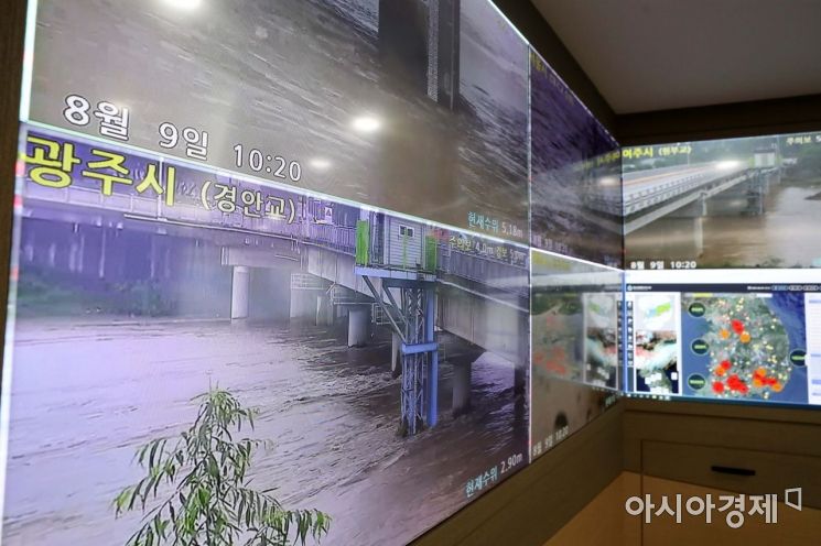 장맛비에 5호 태풍 장미까지 북상 중인 9일 서울 서초구 한강홍수통제소에 경기 광주시 경안교 수위 상황이 실시간으로 나오고 있다. /문호남 기자 munonam@