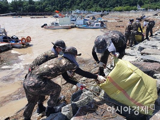 [포토] 목포 평화광장, 쓰레기 수거하는 군장병