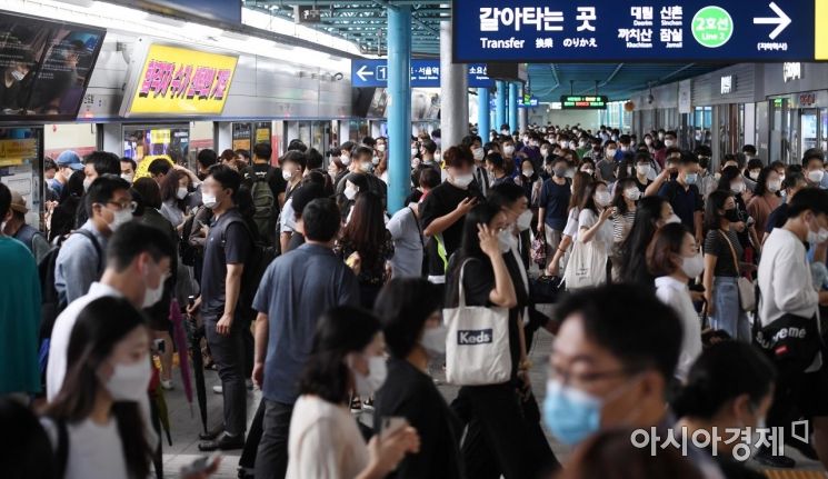 [포토] 출근길 시민들로 붐비는 지하철