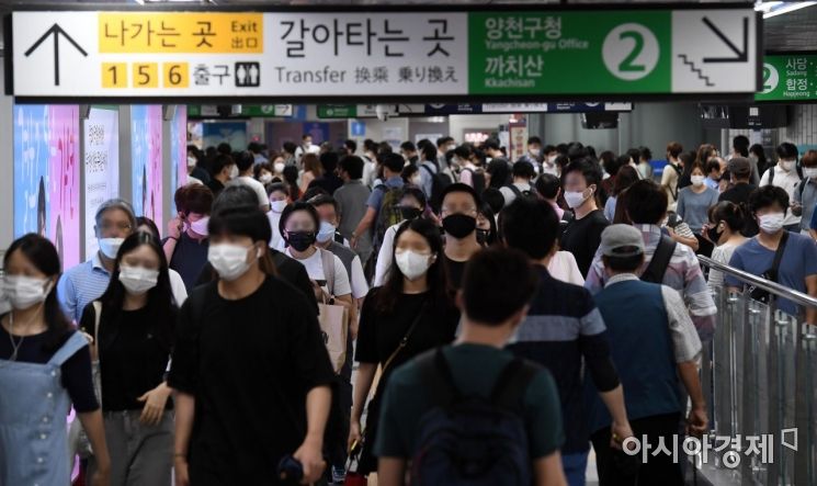 연이은 장맛비와 주말 내린 집중호우로 출근길 교통 대란이 우려되는 10일 서울 지하철 신도림역이 출근길 시민들로 붐비고 있다. 서울시는 이날 오전부터 호우경보가 해제될 때까지 지하철과 버스의 집중 배치 시간을 늘린다. 지하철은 집중 배차 시간을 오전 7시 30분부터 오전 9시까지 운영하고, 퇴근 시간에도 오후 6시부터 8시 30분까지 집중적으로 배차한다./김현민 기자 kimhyun81@