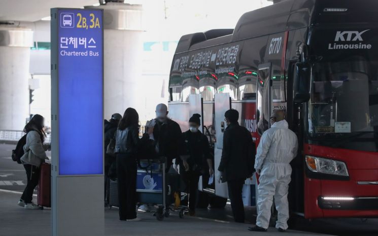 인천국제공항 2터미널에서 무증상 입국자들이 KTX 광명역으로 향하는 버스에 탑승하고 있다. 사진은 기사와 무관함. 출처=연합뉴스