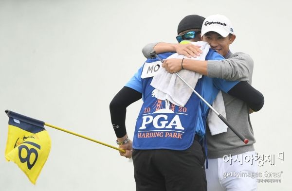 콜린 모리카와(오른쪽)가 올 시즌 첫 메이저 PGA챔피언십 우승 직후 캐디와 기쁨을 나누고 있다. 샌프란시스코(美 캘리포니아주)=Getty images/멀티비츠