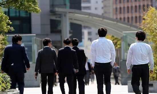 도심 거리를 걷고 있는 직장인들. [이미지출처=연합뉴스]