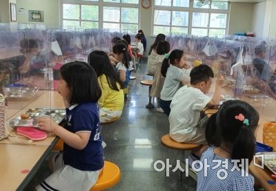 칸막이가 설치된 급식실에서 어린이들이 식사를 하고 있다.(사진은 기사 내용과 무관)