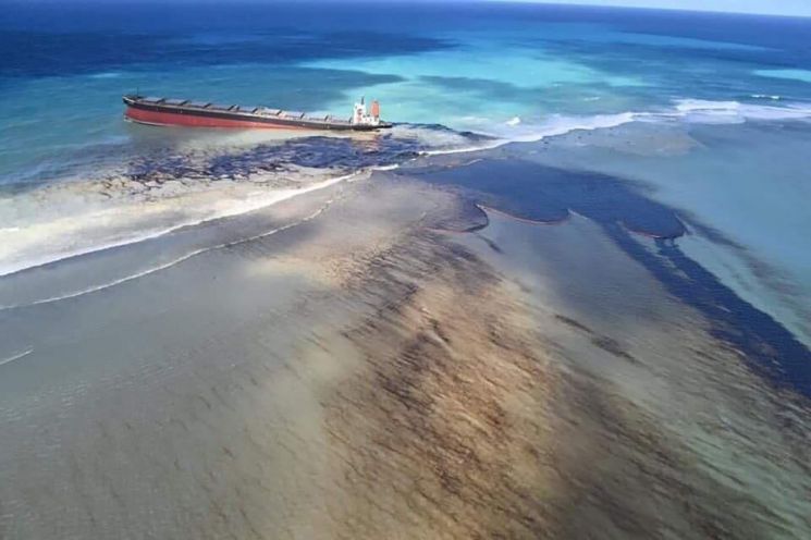 모리셔스 덮친 기름유출 선박 결국 '두동강'