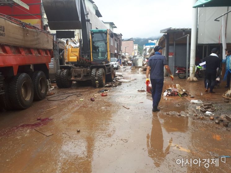 지난 8일 집중호우로 역대급 피해를 본 전남 구례군이 긴급 피해 복구를 진행하고 있다.