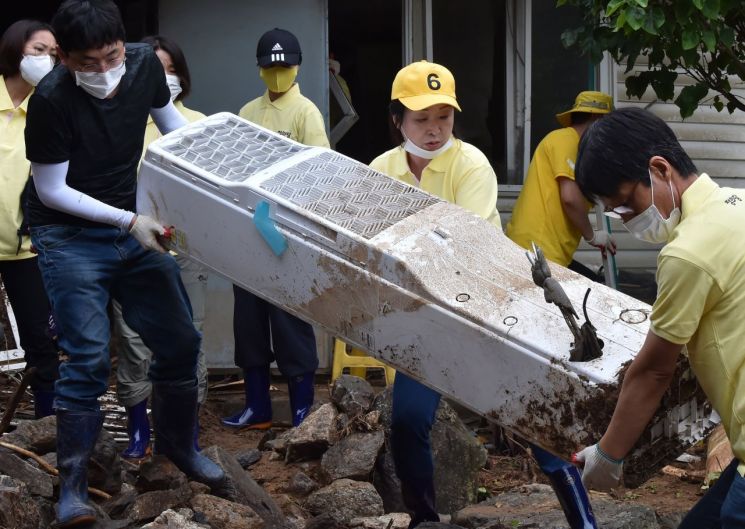 정의당 동료 의원들과 함께 경기도 안성시의 한 수해 복구 현장을 찾은 심상정 정의당 대표의 모습/사진=심상정 트위터 캡처