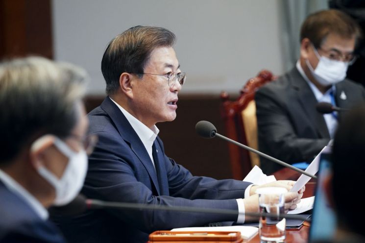 문재인 대통령이 10일 오후 청와대에서 수석·보좌관 회의를 주재하고 있다. / 사진=연합뉴스