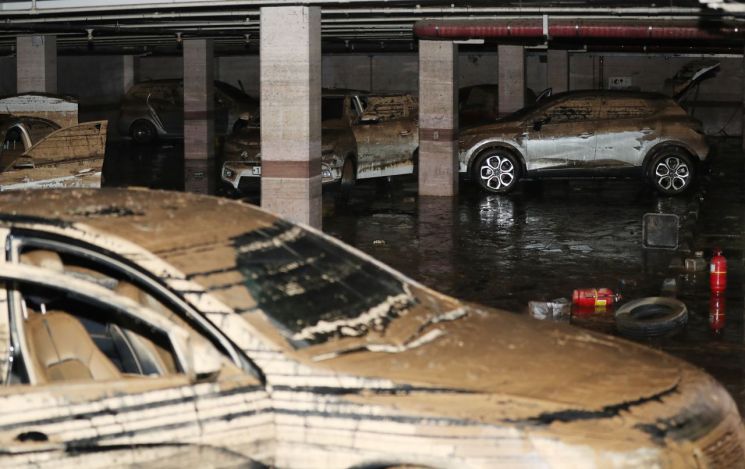 10일 오전 광주 북구의 한 아파트 단지의 100여대의 차량이 지하주차장을 매운 물이 이틀 만에 빠져 진흙이 잔뜩 묻은 차량의 모습이 드러나고 있다. [이미지출처=연합뉴스]
