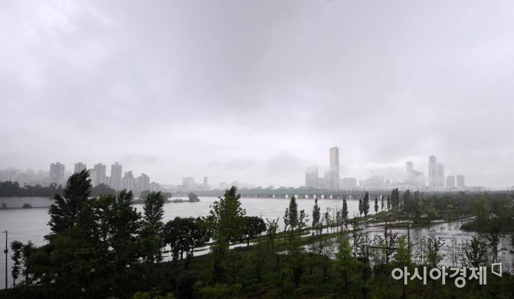 중부지역 장마가 49일째 이어지며 역대 최장기간 기록을 세운 11일 서울 한강대교 바라본 하늘에 비구름이 잔뜩 끼어 있다. 기상청에 따르면 중부지역은 지난 6월 24일 장마가 시작돼 이날까지 49일간 비가 이어지고 있다. 이에 따라 올해는 2013년의 49일과 함께 역대 가장 장마가 길었던 해로 기록됐다./김현민 기자 kimhyun81@