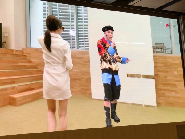 U+리얼글래스 U+아이돌라이브 콘텐츠를 실행하면 360도로 움직이면서 공연을 볼 수 있다.(출ㅊU+글래스 홍보 영상 캡처)