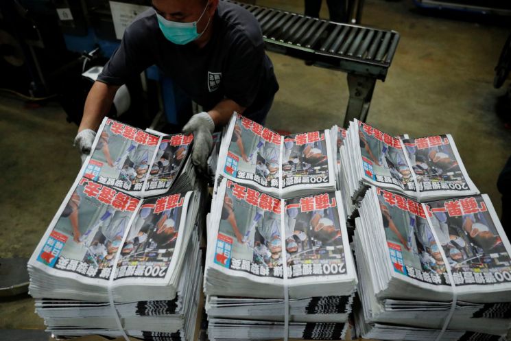홍콩 반중매체 빈과일보, "계속 싸울 것"