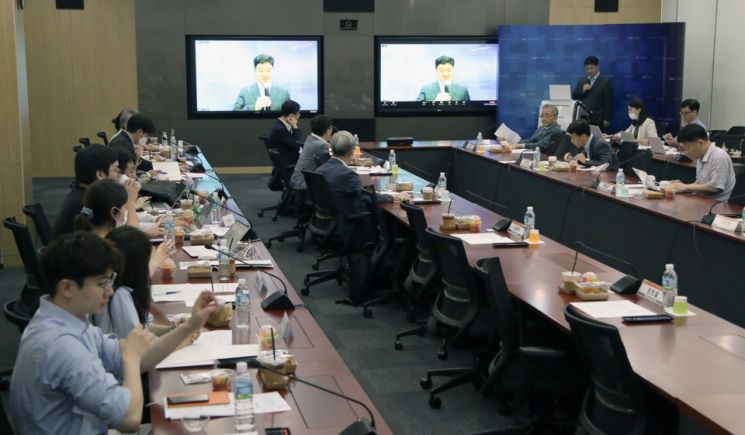 한국개발원(KDI)에서 열린 '2020 OECD 한국경제 보고서 발표 포럼'에서 참석자들이 토론하고 있다.(사진제공=KDI)