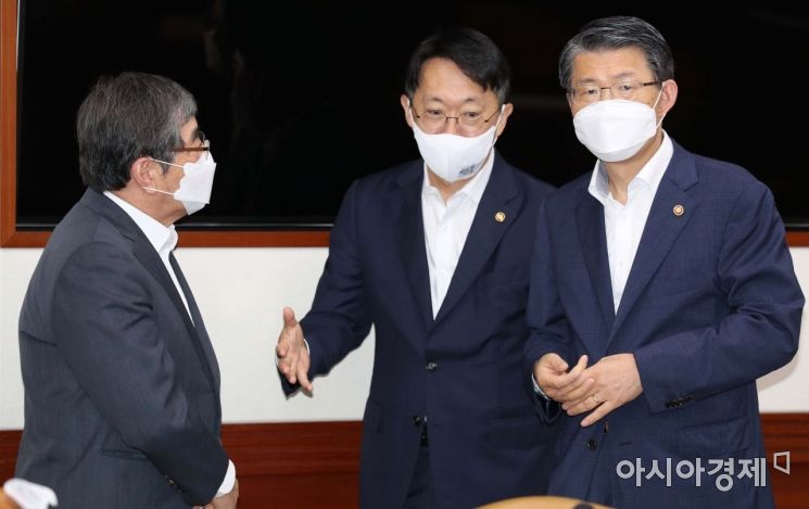 [포토]대화 나누는 윤석헌·김현준·은성수 